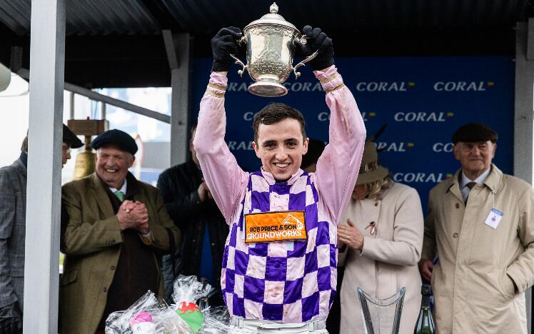 Charlie Hammond wins the coral Welsh grand National 